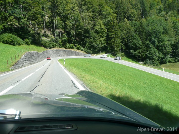 P1140248 erste Haarnadelkurven, nachtraeglich gesehen sehr grosszuegig und uebersichtlich