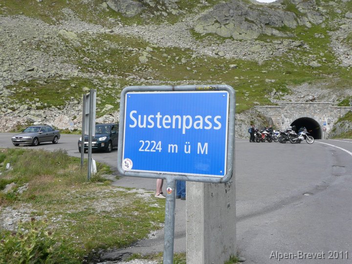P1140290 geschafft, unser erster Pass (und der zweite am Freitag nach dem Brünig, aber der zählt nicht); Zeit 16.30 Uhr; Innertkirchen 625 mueM, Susten 2224 mueM