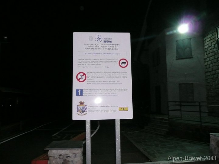 P1140391 kein Schild mit der Passhoehe, aber viel Anweisungen vor dem Zollhaus