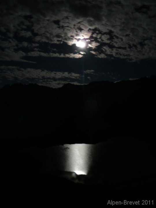 P1140406 wir fahren durch Ponte Legno Dorf, sehr sehr eng und finden die Einfahrt auf den Passo di Cavia, 2621 Meter, der Mond spiegelt sich im See kurz vor dem Passo