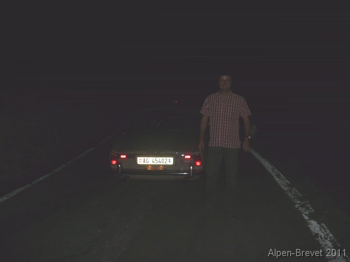 P1140409 die Strasse zum Passo di Gavia ist nur wenig breiter wie das Auto, dies ist eine breite Stelle; die Strasse ist aber gut geteert und lässt sich sehr gut fahren; wir werden zum dritten mal vom Special überholt