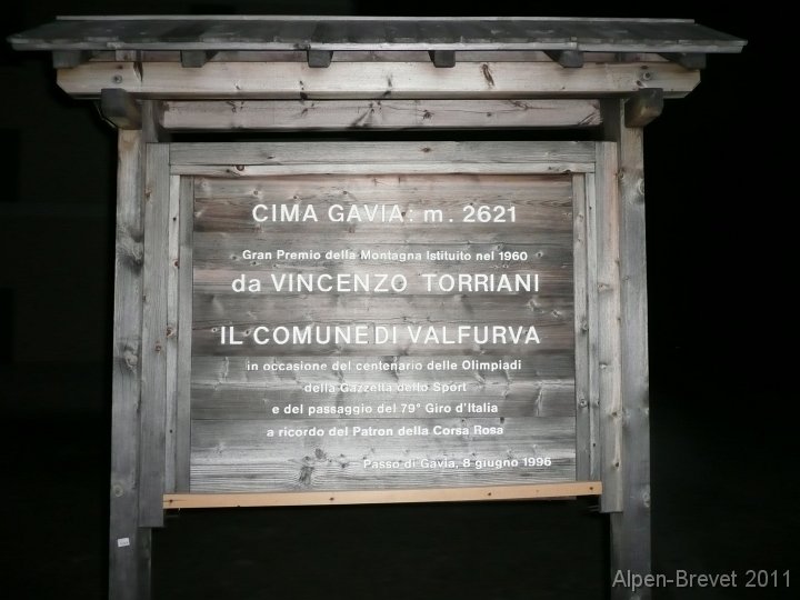 P1140411 Tafel auf dem Gavia, Zeit 03.30 Uhr; wir genehmigen uns seinen kräftigen Kaffee; Ponte di Legno 1250 (?) mueM, Passo di Gavia 2621 mueM