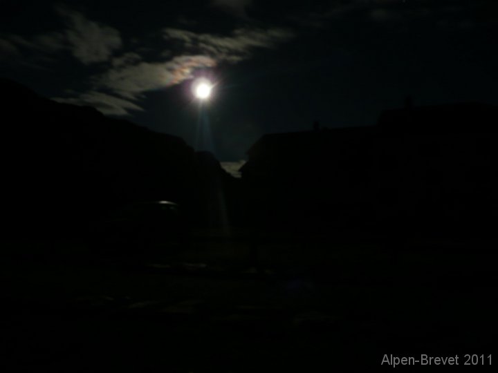 P1140414 Mond über den Gebäude auf dem Gavia
