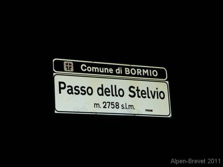 P1140419 von Bormio fahren wir den Stelvio hoch, eine sensationelle Fahrt, Zeit 04.50 Uhr; Bormio 1217 mueM, Stelvio 2758 mueM