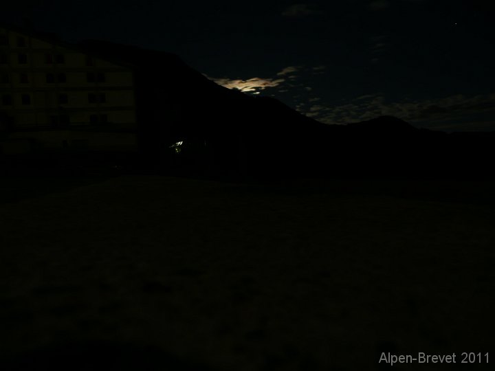 P1140420 der Mond versteckt sich noch hinter der Bergkette, Sicht von der Stelvio Passhöhe; nun geht es über 48 Spitzkehren wieder ins Tal Richtung Schluderns