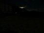 P1140420 der Mond versteckt sich noch hinter der Bergkette, Sicht von der Stelvio Passhöhe; nun geht es über 48 Spitzkehren wieder ins Tal Richtung Schluderns