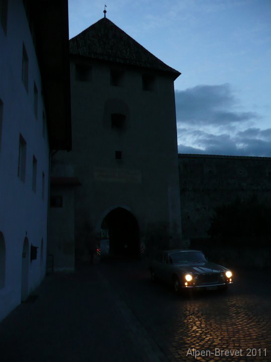 P1140424 wir fahren durch das Tor in das alte Städtchen Taufers ein, Zeit 05.55;
wir fuellen 2 Liter Oel vor Taufers nach, kurz vor der Schweizer Grenze; die Drivers genehmigen sich Sandwiches aus der Kühlbox, Cola und Früchte.