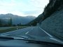 P1140465 längere Passagen können sogar im 4. mit Overdrive bewältigt werden; in Zernez tanken wir, reinigen die Scheibe und kaufen zwei frische Gipfeli, Zeit morgens um 07.15