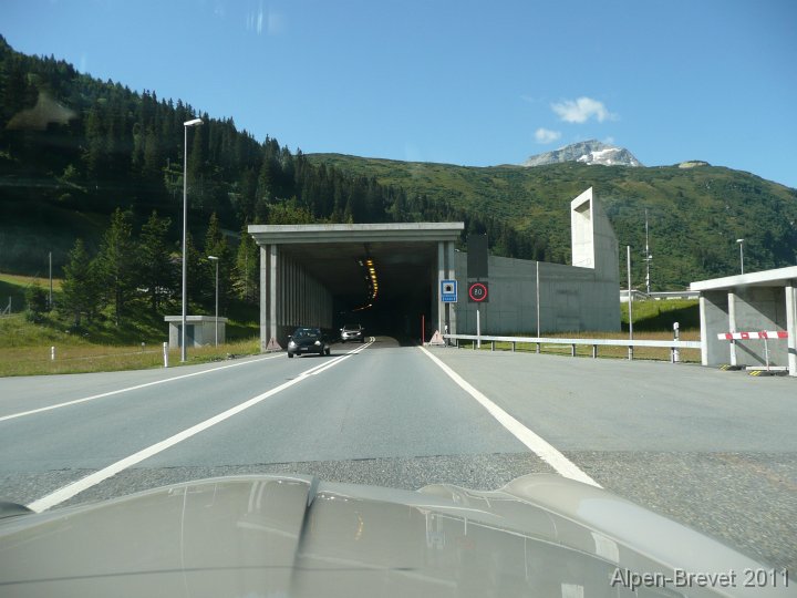 P1140534 Einfahrt in den San Bernardino Tunnel. Der Tunnel ist die einzige Autobahn-Strecke, welche wir befuhren. Alle anderen Passagen fuhren wir puristisch auf den Landstrassen; Spluegen 1457 mueM, San Bernardino Tunnel 1620 mueM