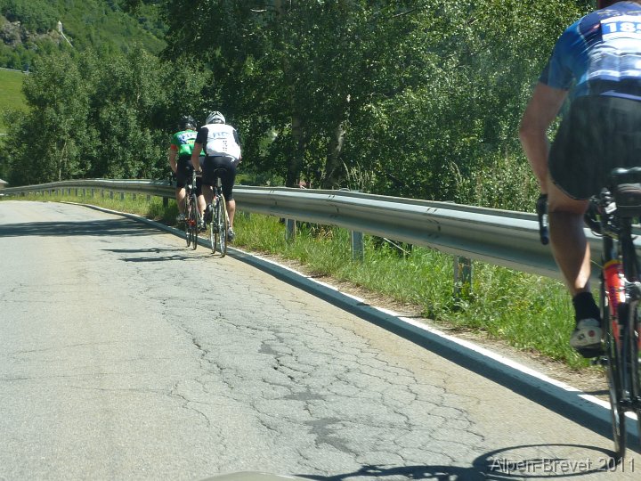 P1010549 wir ueberholen das Velo-Alpenbrevet. Die dritte und laengste Tour fuehrt die Tremola hoch..............