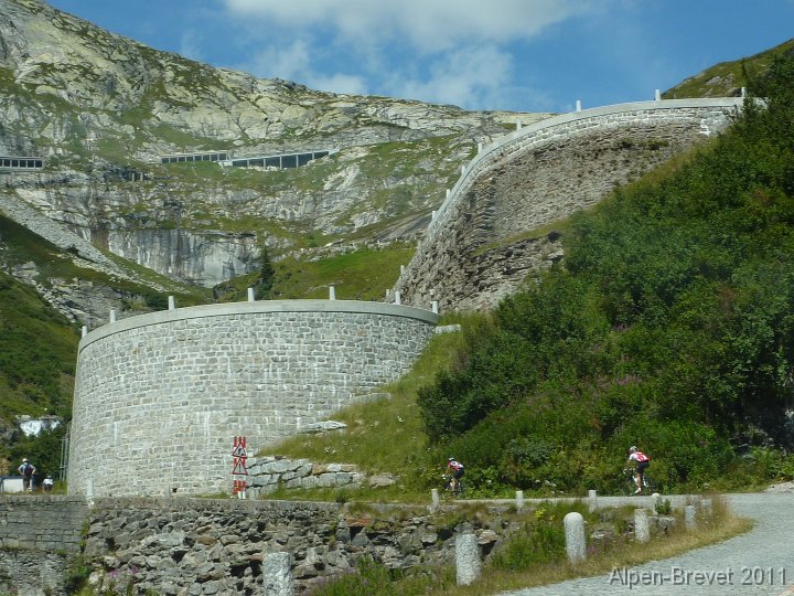 P1010567 die beruehmten Tremola-Kurven von unten, oben die neue ausgebaute Passstrasse