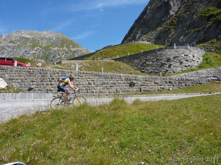 P1010574 hinter den Velos koennen wir meist nur im 1. Gang fahren, der Jag haelt sich bestens, wird nur leicht waermer