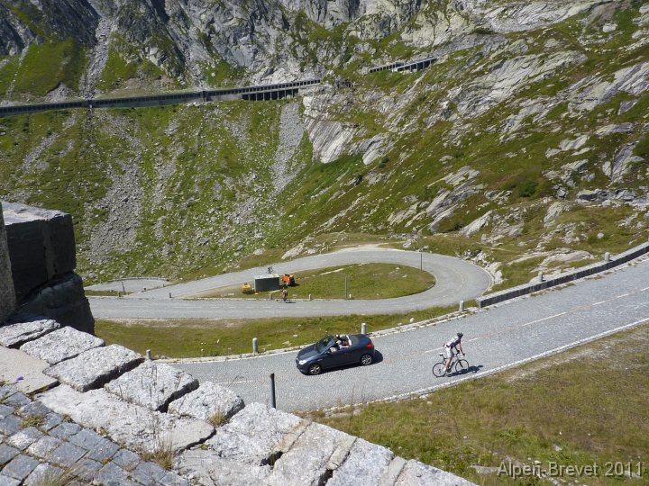P1010576 Blick hinunter, ein harter Kampf fuer die Velofahrer