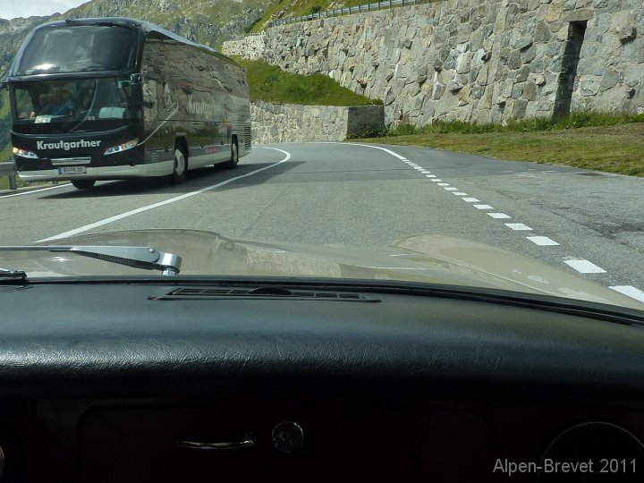 P1010617 und wieder voll aus der Kurve beschleunigen, ohne dem Car zu nahe zu kommen...