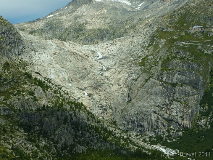 P1010622 Gletscher mit dem Hotel daneben; noch vor 30 Jahren war der Gletscher vom Hotel aus zu besichtigen, der beruehmte Furka Eispalast