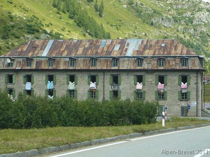 P1010623 aelteres Haus mit Stilleben