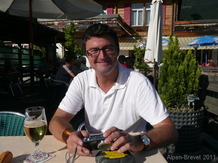 P1140548 nach einer erfrischenden Dusche geniessen wir ein Bier in vollen Zuegen. Wir sind im Gasthaus Alpenrose oberhalb Brienz beim Ballenberg. Die Socken muessen als Sonder-Muell vakuum-verpackt werden...