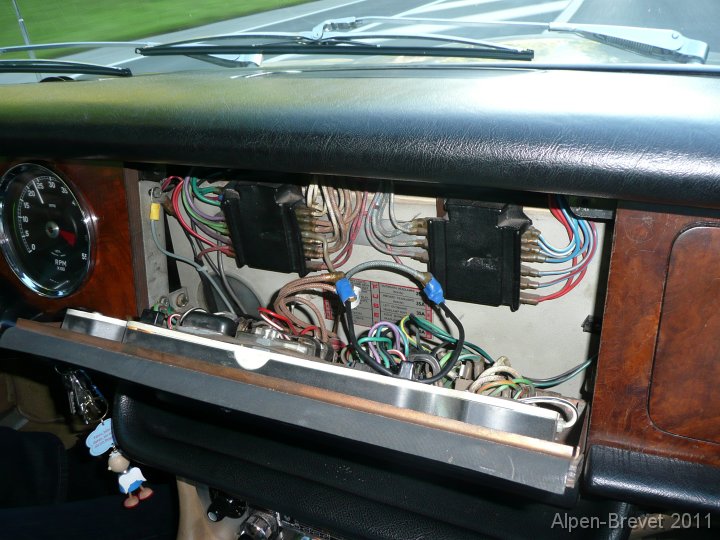 P1140555 der Lichtschalter fuer das Abblendlicht streikt und wurde ueberbrueckt (ich konnte den Schalter zuhause mit etwas Epoxy wieder reparieren, er funktioniert wieder bestens)