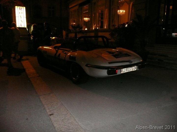 P1140566 Georg's Group 44 E-Type steht vor dem Hotel und erweckt Aufsehen