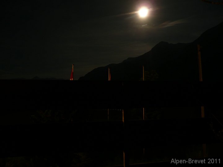 P1140567 die Fahnen vor dem Gasthof Alpenrose leuchten im Mondlicht