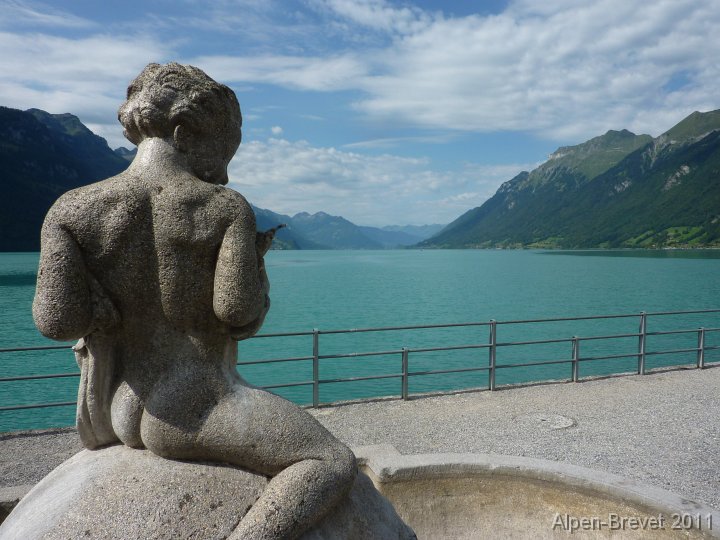 P1140576_1 neben einer rundlichen Brunnenfigur