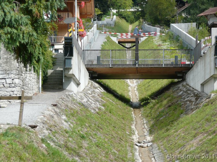 P1140595 die Schiebebruecke, um genuegend Platz fuer Sturzbaeche zu schaffen, eine Lehre vom letzten verherenden Hochwasser