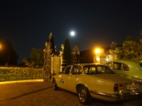 DSC09132  der Vollmond steigt auf und beleuchtet die ruhenden Oldtimer