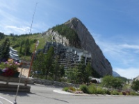 DSC09681  die grosse Siedlung am Dorfende stört die Landschaft. Nicht ganz so hässlich wie Crans-Montana..