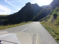 DSC09712  beim stehengebliebenen roten E-Type V12 können wir nicht helfen, Georg beugt sich über die Maschine und wir ziehen weiter