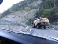 DSC09858  und was will dieser Mais-Drescher auf dem Pass?