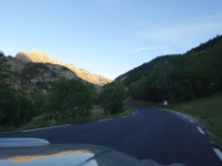 DSC09867  allein auf weiter Flur, der Berg spiegelt sich im Abendlicht auf der Motorhaube