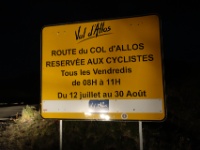 DSC09952  aha, am Freitag ist die Strasse ausschliesslich für Velofahrer reserviert. Der Blick auf die Uhr zeigt bald Mitternacht..Wir steigen wieder auf über 2200 Meter, nach zwei flachen Pässen zuvor