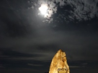 DSC09970  Die Passhöhe ist mit einem mächtigen Hinkelstein geschmückt. Hat Obelix diesen geliefert? Der Mond wacht darüber..