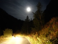 DSC09994  Auf dem Weg ins Tal begegnen wir einer Gruppe von Fussgängern. Sind dies sehr frühe Wanderer oder gar Migranten?
