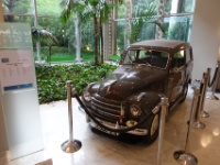 DSC09503  ein Fiat in der Eingangshalle