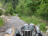 DSC05695 (1)  Der XK150 Special von Geog hält sich am Stein fest