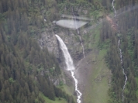 DSC05794  der mächtige Wasserfall beeindruckt, gut bestückt mit Schmelzwasser