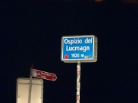 DSC05827  nach gut 100km erreichen wir den Lukmanier. Wir fahren ab Faido neben der Autobahn und geniessen die Kurven