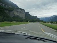 DSC05911  entlang der Aare, die mächtigen Felsformationen Richtung Grosse Scheidegg und Axalp beeindrucken