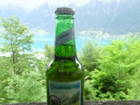 DSC05950  Das Sonnenwendlig Bier, bei Pilatus-Getränke gefasst und in der Kühlbox gut gehalten. Jetzt ist der richtige Moment gekommen. P.S: alkoholfrei..