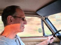 20220811 203014  Thomas im Licht der Abendsonne, konzentriert und mit Schwung am Volant
