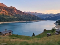 20220811 203714  Stausee vor dem Corment de Roseland, viele Camper entlang der Strasse