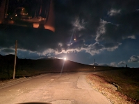 20220811 220840  Der Mond zeigt sich über dem Col de L'Iseran auf 2770 müM