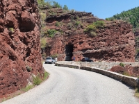 20220813 124407  Pont Mariée mit den roten Felsen, durch den Var erodiert, ein veritabler Canyon