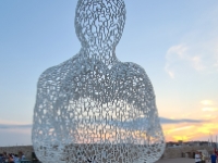 20220813 202806  Monumentale Kunst in Antibes im Abendlicht