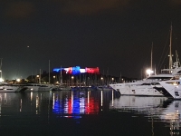 20220813 213731  Die Burg von Antibes, patriotisch beleuchtet spiegelt sich im Hafenbecken