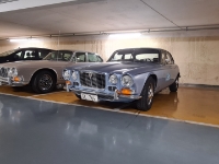 20220813 084906  zwei XJ6 Series I in der Tiefgarage in Nizza. Noch nie waren 4 XJ6 Series I am Alpenbrevet dabei, das Jubiläum wird standesgemäss gefeiert