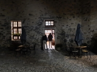 20220811 232552  das warme Licht lockt in die Stube, der Hunger treibt uns rein