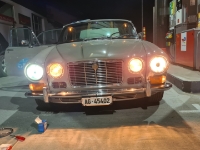 20220812 050922  LED Scheinwerfer werden zum Test montiert, an der Tankstelle in Barcellonette