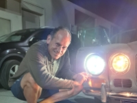 20220812 050946  kaum montiert, helfen wir der Crew des XK120 mit Strom zum erfolgreichen Motorstart